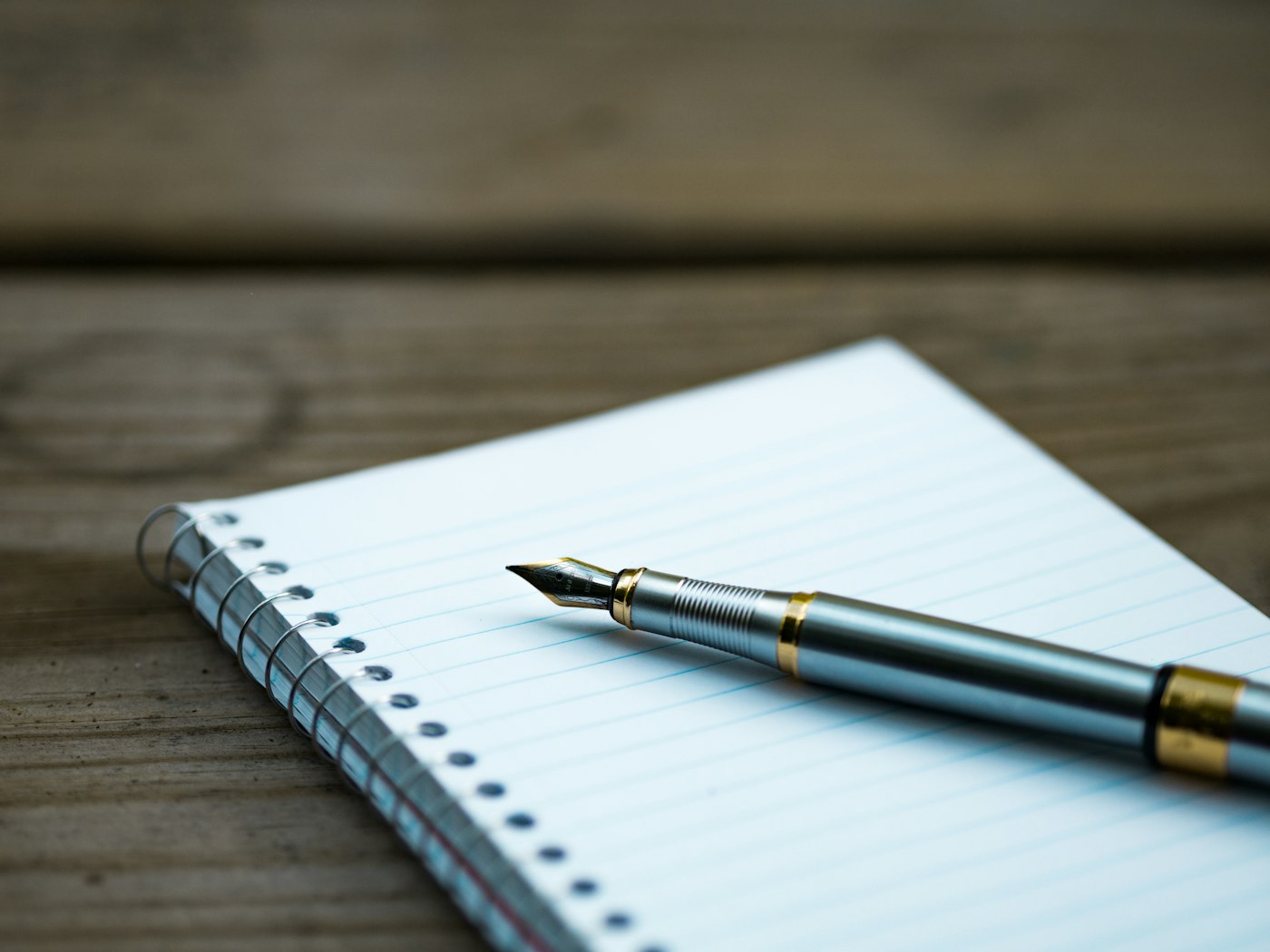 Cuaderno de apuntes abierto sobre un escritorio de madera